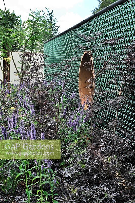 Mur de jardin de bouteilles de vin recyclé. Jardin Greenco Sense. Exposition florale RHS Tatton Park