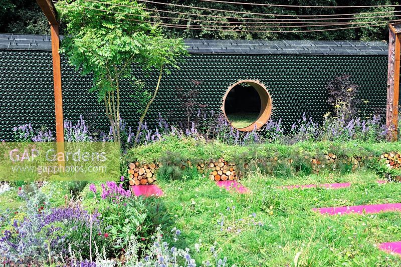 Mur de jardin de bouteilles de vin recyclé, équipé de panneaux solaires. Jardin Greenco Sense. Exposition florale RHS Tatton Park