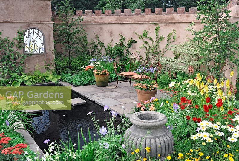 Coin salon et piscine dans le jardin romantique. Jardin de conte de fées d'été. RHS Tatton Park Flower Show 2013