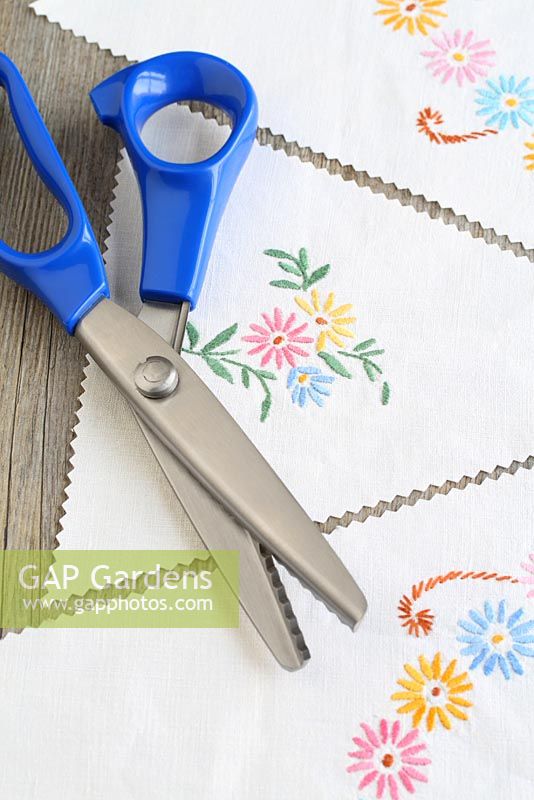 Étape par étape de fabrication de bruant de jardin avec des draps et des boutons vintage - À l'aide de ciseaux à cranter, découpez vos triangles