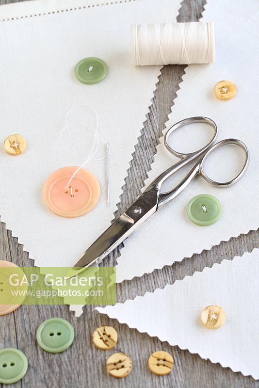 Étape par étape de fabrication de bruant de jardin avec des draps et des boutons vintage - Utilisez toutes les zones de lin simples en cousant sur des boutons anciens
