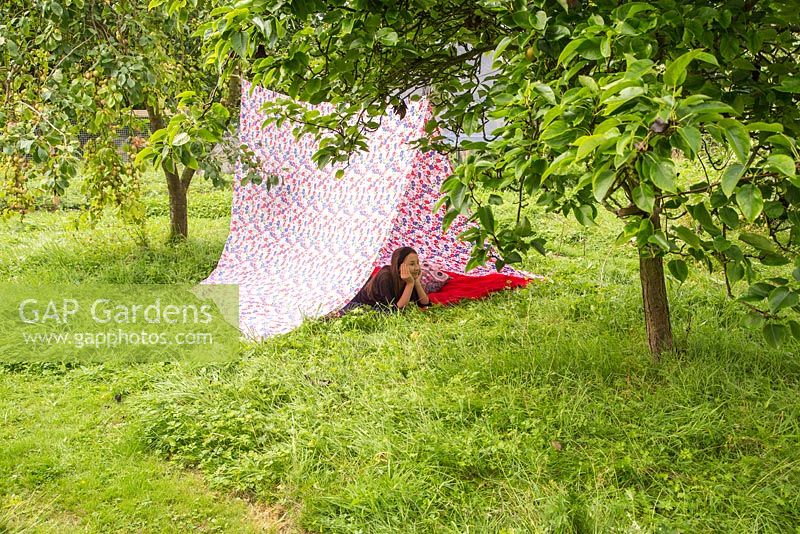 Fille relaxante dans une tente de jardin