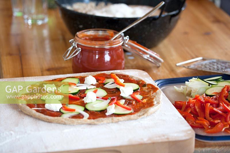 Préparer et décorer une pizza avec des ingrédients cueillis dans le jardin