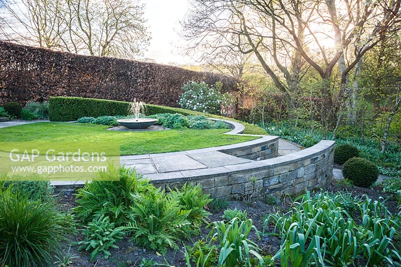 Sybil's Garden, anciennement site d'un potager, redessiné par Alistair Baldwin en 2005, basé sur une série de cercles, y compris un balayage de haie de buis et un plan d'eau central.