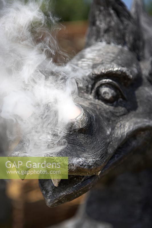 Sculture de jardin de dragon respirant la fumée. RHS Hampton Court Flower Show 2013.