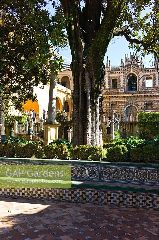 Les carreaux Azulejos décorent des bancs dans le jardin de la danse du Real Alcazar, Séville, Andalousie, Espagne