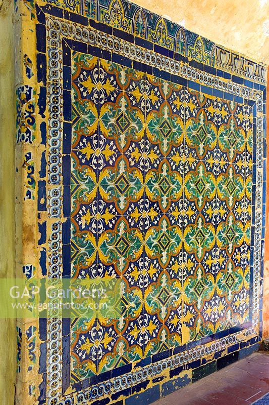 Azulejos décoration de carreaux autour d'un siège dans les jardins du Real Alcazar, Séville, Andalousie, Espagne