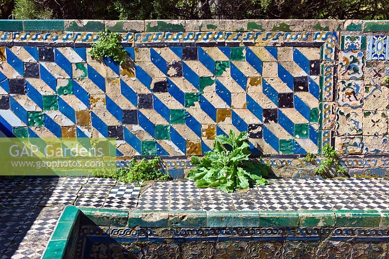 Décoration de carreaux azulejos sur un siège dans le jardin de la demeure au Real Alcázar, Séville, Andalousie, Espagne