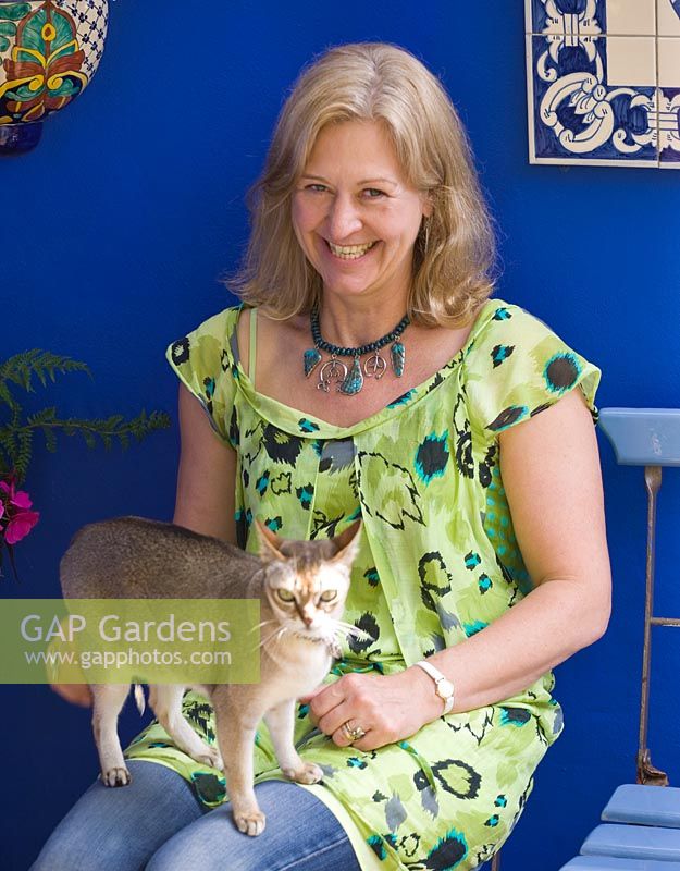 Karla Newell dans son jardin avec chat Mixie