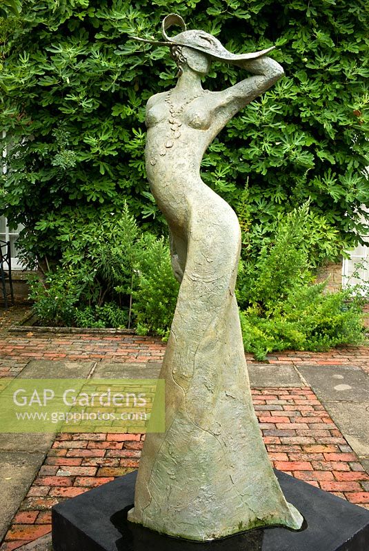 Sculpture 'Artemis' d'Alexandra Beale - de nombreux grands sculpteurs britanniques exposent leur travail au Pashley Manor House and Gardens, et ils sont positionnés autour des jardins par les auteurs, en collaboration avec le personnel du jardin.