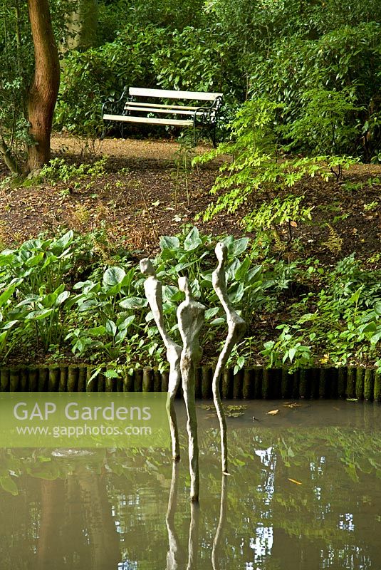 Sculptures dans les douves - de nombreux grands sculpteurs britanniques exposent leurs travaux au Pashley Manor House and Gardens, et ils sont positionnés autour des jardins par les auteurs, en collaboration avec le personnel du jardin.