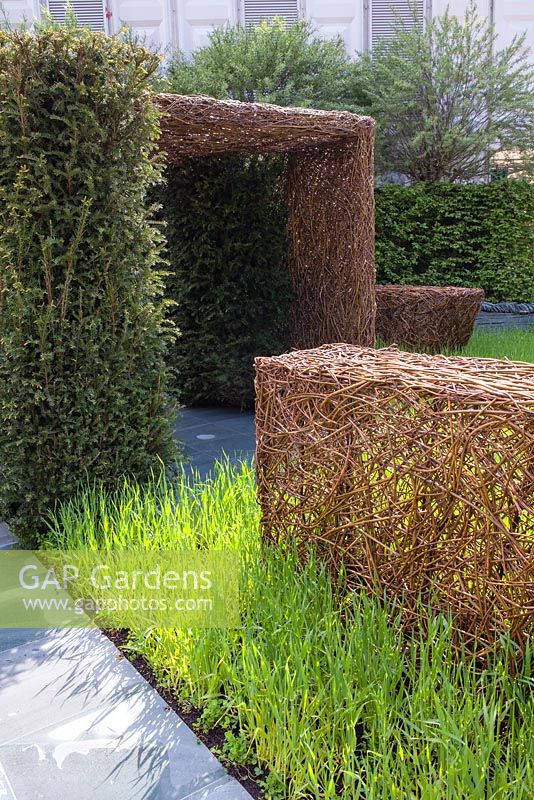 Stockton Drilling as Nature Intended Garden, médaille d'argent doré, Chelsea Flower Show 2013. Sculptures en saule tissé chemin de silex et couverture d'if.
