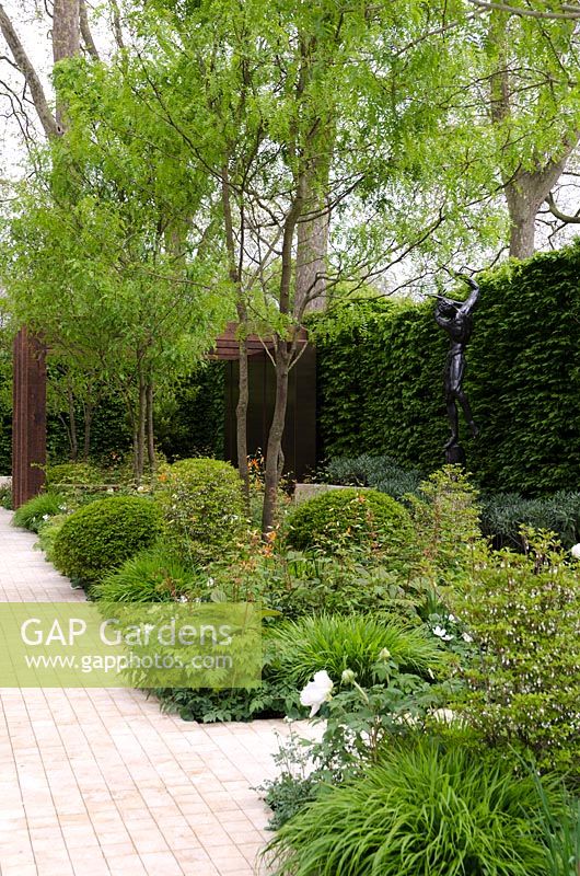 Le Jardin Laurent Perrier - Chemin de briques aux côtés de parterres mixtes avec arbres