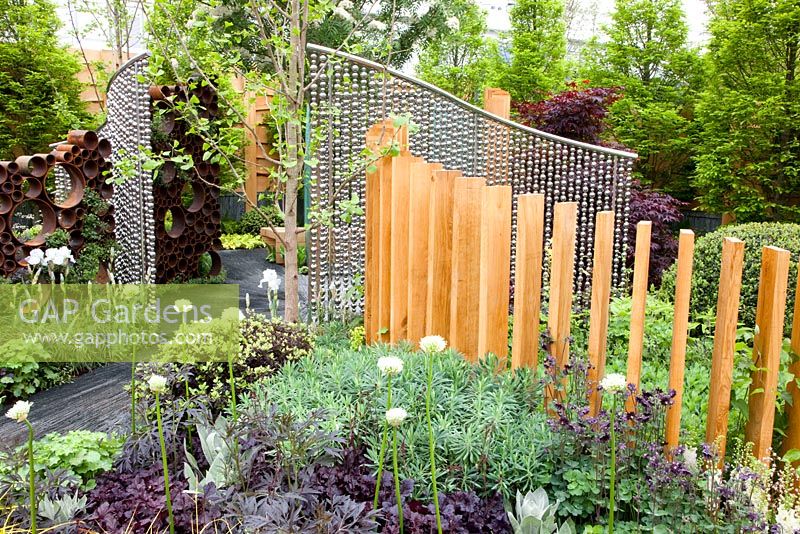 Le jardin SeeAbility, paravent en métal et en bois avec plantation d'Euphorbia et Heuchera