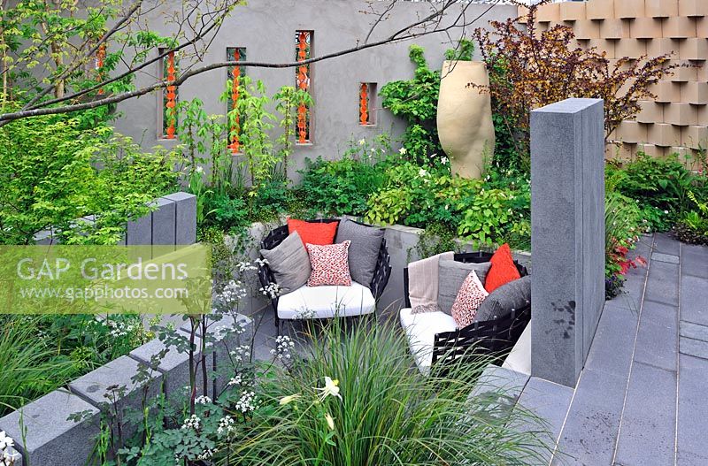 Fresh Garden - BrandAlley Garden - Chelsea Flower Show 2013 - Coin salon en contrebas avec murs décoratifs et piliers en pierre recyclée
