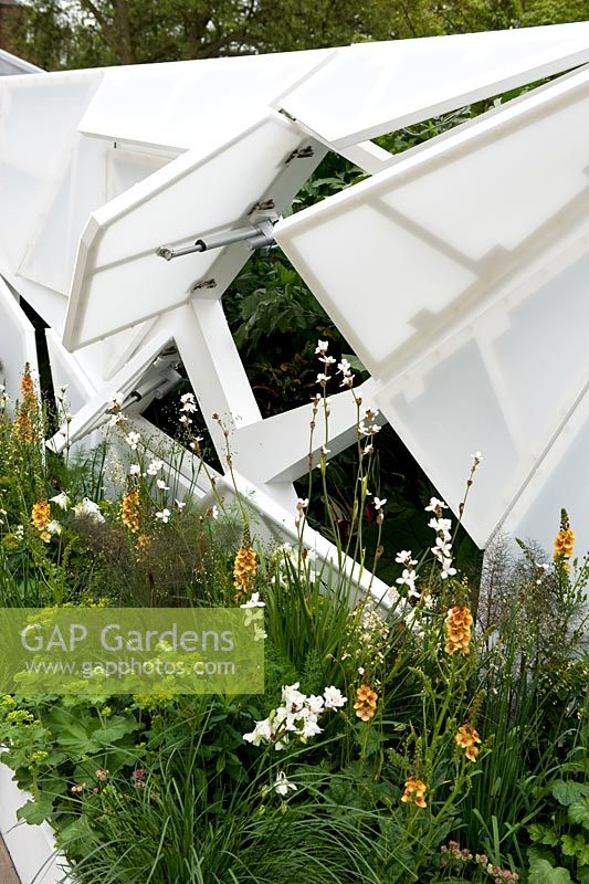 Jardin des capacités numériques - RHS Chelsea Flower Show 2013. Panneaux blancs exploités à l'aide de Twitter