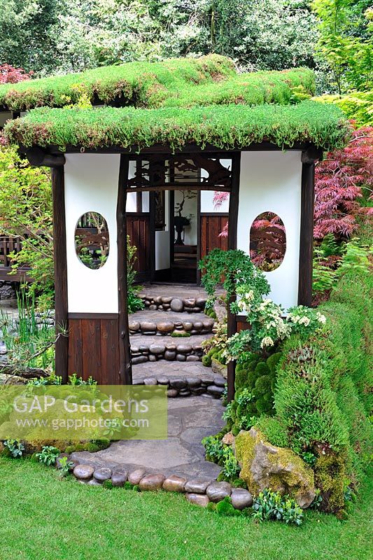 Un jardin d'alcôve - Tokonoma. Entrée du jardin japonais avec toit en toit et mur vivant sedum