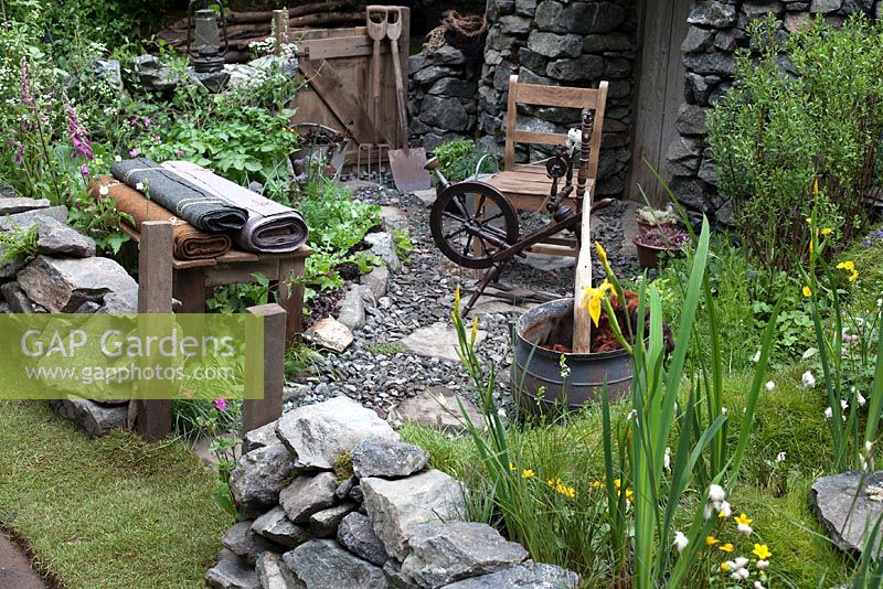Maladie des motoneurones - un jardin de tisserands hébridiens, basé autour d'une maison noire traditionnelle