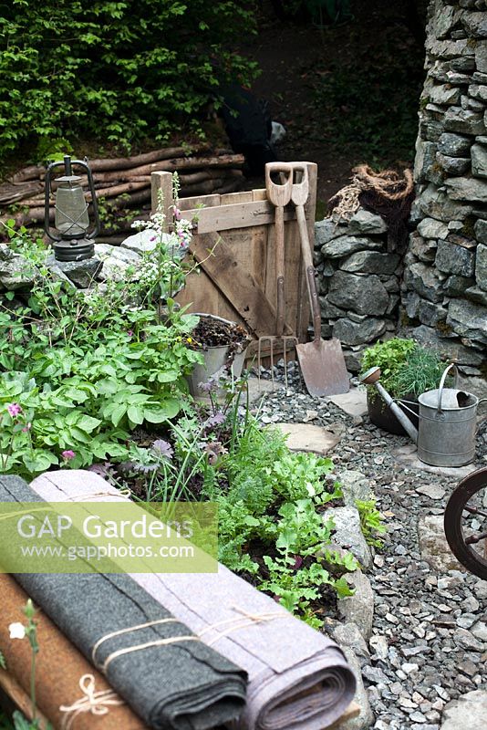 Maladie des motoneurones - un jardin des tisserands des Hébrides, basé autour d'une maison noire traditionnelle