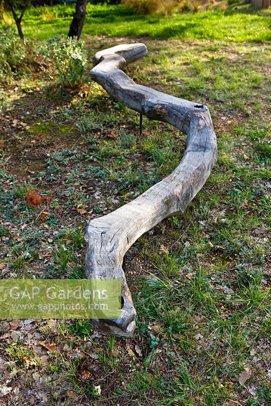 Sculpture de serpent en bois parmi les arbres par Marc Nucera. Provence, France, Domaine de la Verriere