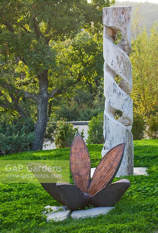 Sculptures en bois de Marc Nucera. Provence, France, Domaine de la Verriere