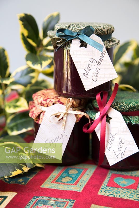 Décorer des pots de confiture à offrir en cadeau pour Noël - Pots prêts avec des étiquettes