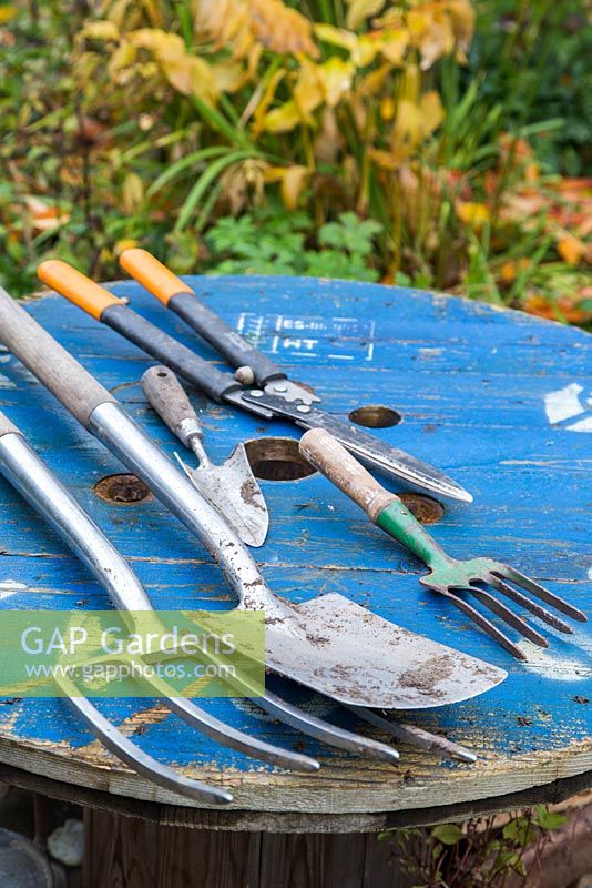 Collection d'outils sales et bien utilisés prêts pour le nettoyage et la rénovation