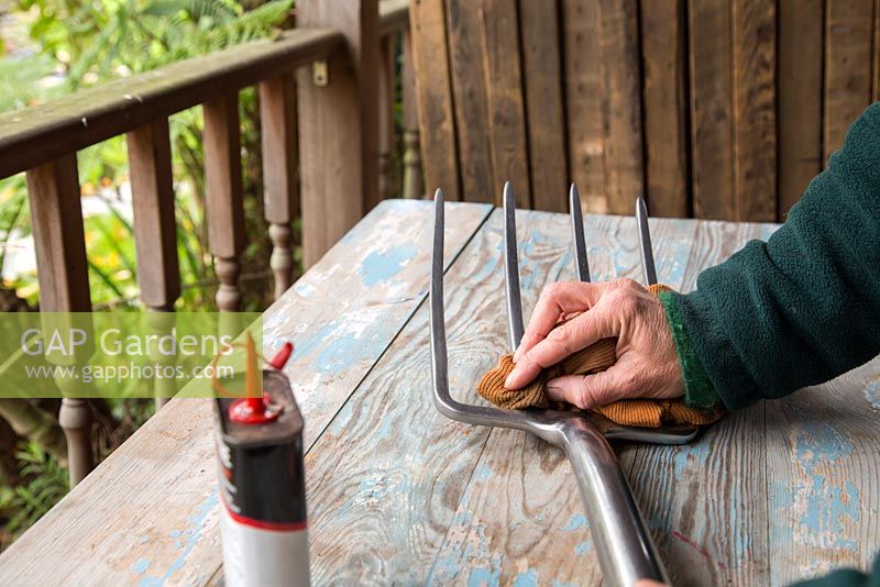 Application d'huile sur la tête de fourche pour la protection