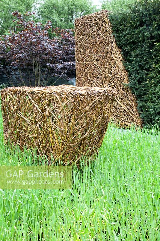 Sculpture de saule d'Emma Stothard en dérive d'orge. As Nature Intended Garden, Chelsea Flower Show 2013