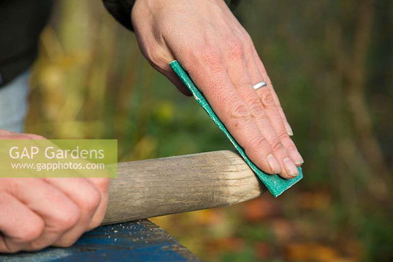 Utiliser du papier de verre pour lisser l'extrémité de la jardinière.