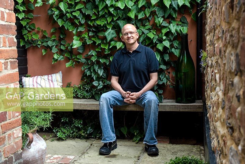 Mike Murphy, propriétaire d'un petit jardin de ville avec silex et mur de briques, Hedera - pavé de lierre et de York
