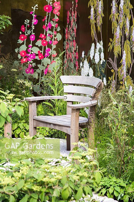 Coin salon avec un fond en cuir appliqué affichant Magnolias, Foxgloves et Iris. Deschampsia cespitosa. Jardin frais: le jardin du Massachusetts.