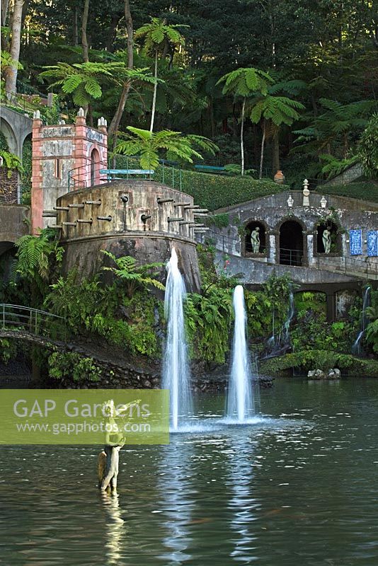 Jardins tropicaux de Monte Palace - Lac avec sculpture et plan d'eau - Madère, Portugal. L'Europe 