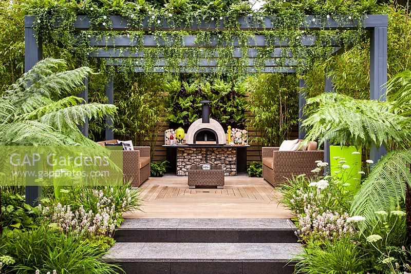Coin salon et cuisine contemporains - 'Live Outdoors' - Jardin à faible coût et à fort impact, RHS Hampton Court Palace Flower Show 2012