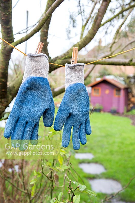 Accrocher des gants de jardinage propres pour sécher dans le jardin