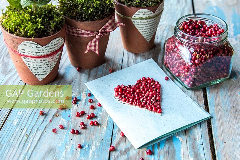 Divers cadeaux de Saint-Valentin et une carte décorée de grains de poivre rouge