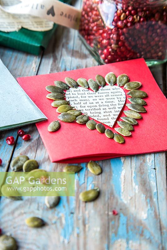 Carte de Saint Valentin décorée de graines de citrouille