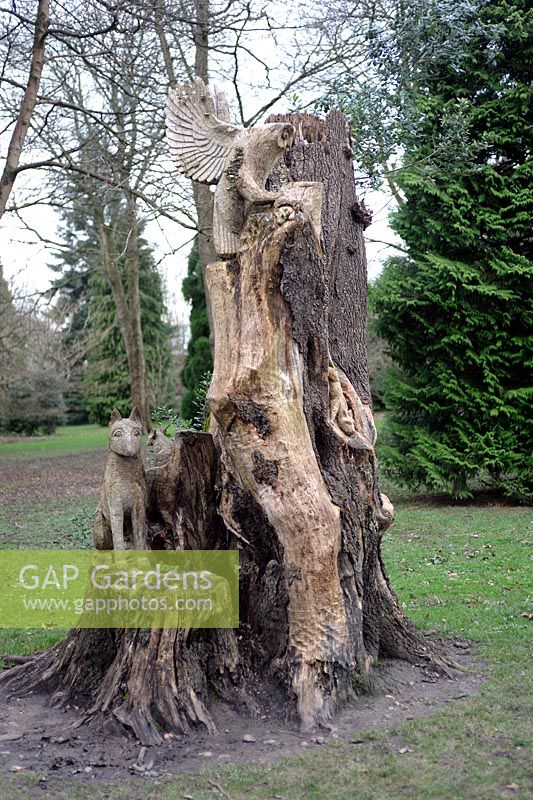 Sculptures réalisées à partir de troncs d'arbres dans l'arbotoreum de Cardiff's Bute Park.