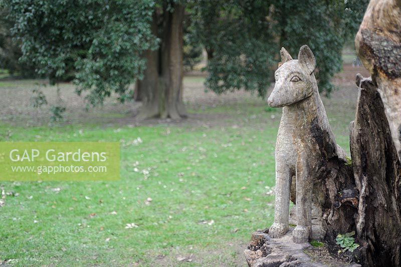 Sculptures réalisées à partir de troncs d'arbres dans l'arbotoreum de Cardiff's Bute Park.