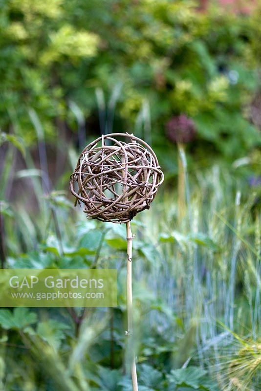 Objet de jardin décoratif en brindilles torsadées. Jardin des Pasradis, Cordes-sur-Ciel, Tarn, France.