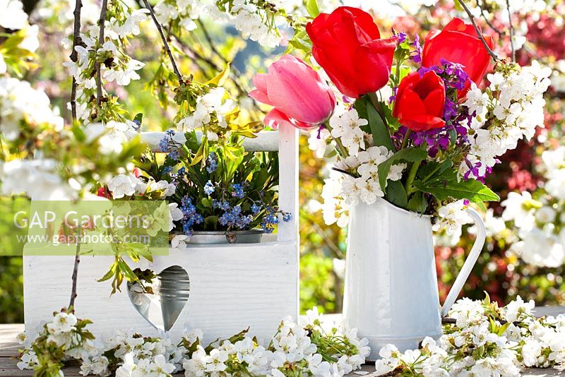 L'exposition florale de fleurs de printemps comprend des tulipes, de l'honnêteté, de la cerise et ne m'oubliez pas.