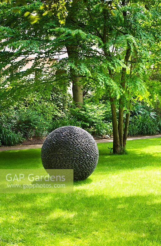 Sculpture sphérique sur pelouse