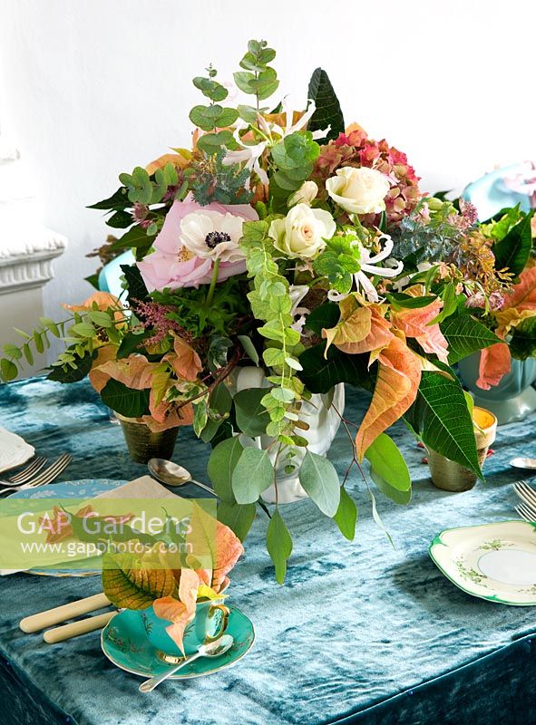 Table à manger décorée de Poinsettia 'Christmas Feelings Cinnamon', nérines, roses, hortensias et astrantia