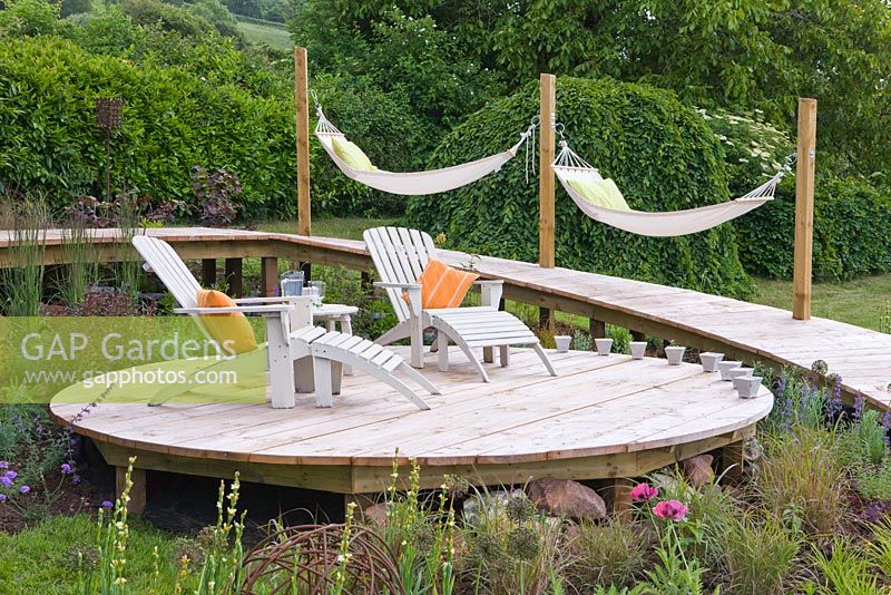 Construire une terrasse en bois circulaire - terrasse en bois circulaire avec chaises et hamacs en bois