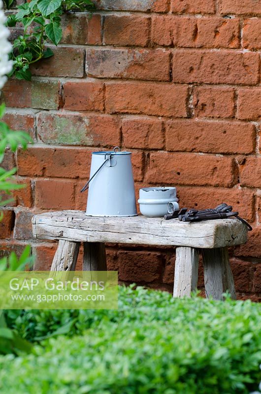 Coupe en émail et pâle sur un banc en bois, le jardin de Dialaflight Potter, RHS Chelsea Flower Show 2014
