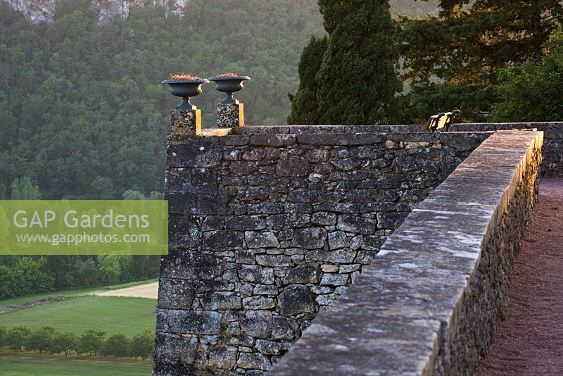 Murs de pierre - Les jardins en surplomb de Marqueyssac, Périgord, France