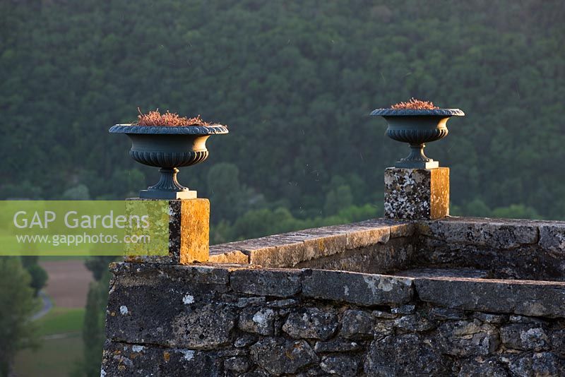 Urnes ornementales sur mur de pierre - Les jardins en surplomb de Marqueyssac, Périgord, France