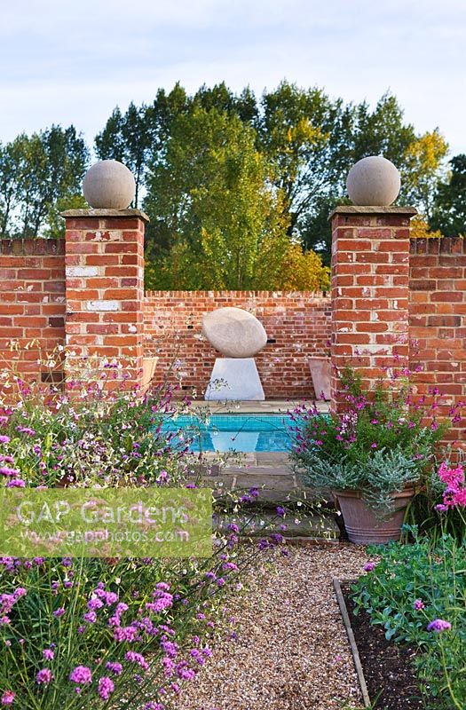 Vue sur piscine avec sculpture 'Ancaster Angel' de Dominic Welch. Ulting Wick, Essex