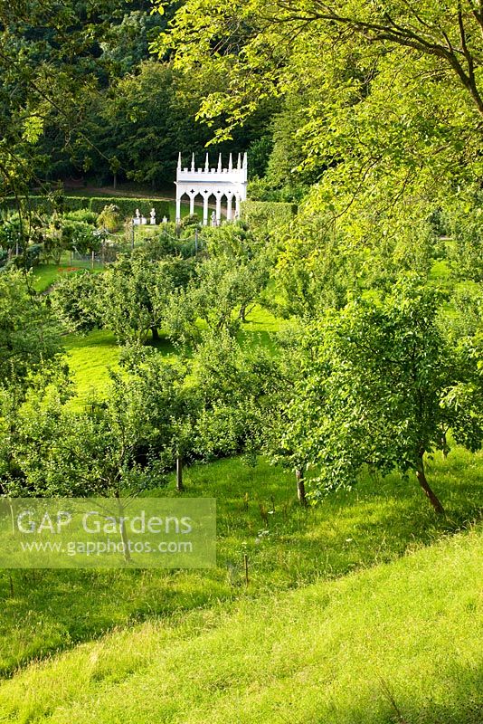 L'exèdre vu à travers les arbres. Jardin Rococo de Painswick, Gloucestershire