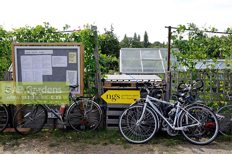 Des vélos garés en face de National Garden Scheme NGS signe et montrant le tableau d'affichage des allocations, des allotissements de parcours de golf, London Borough of Haringey.